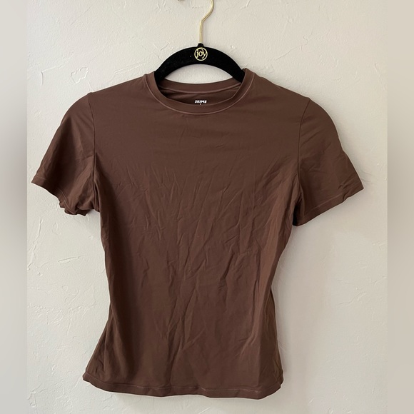 SKIMS Tops - 🤎SKIMS FITS EVERYBODY T-SHIRT IN COCOA XS S L